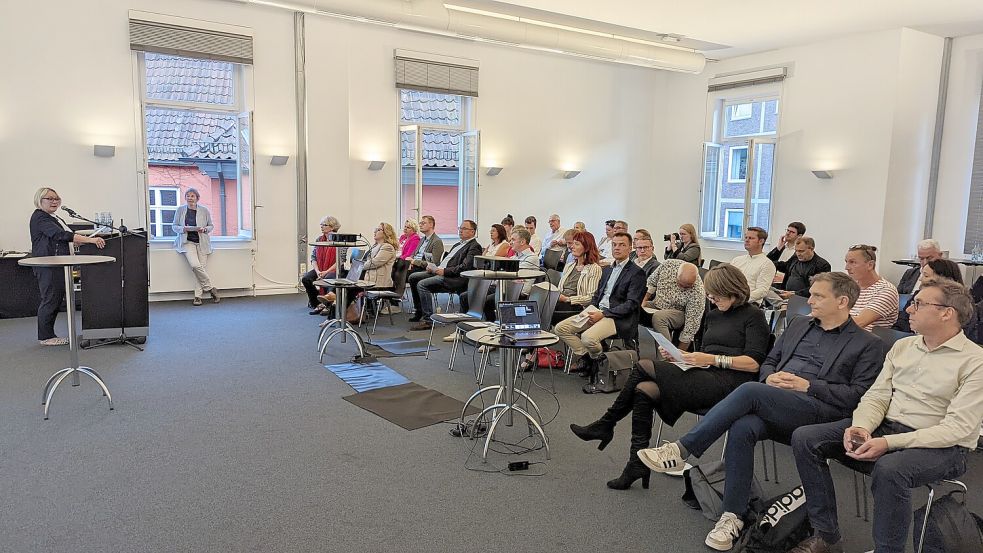Die Vorsitzende des Kommunalverbunds Suse Laue begrüßt die Teilnehmenden der Auftaktveranstaltung zum Stadtregionalen Verkehrskonzept im Haus der Wissenschaft in Bremen. Foto: Kommunalverbund