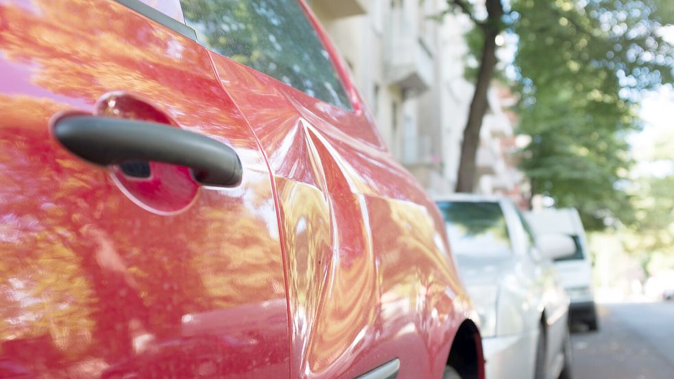 Eine Beule im Auto des Parkplatznachbarn: Ist hier die Fahrerflucht bald nur noch eine Ordnungswidrigkeit? Foto: dpa | Inga Kjer