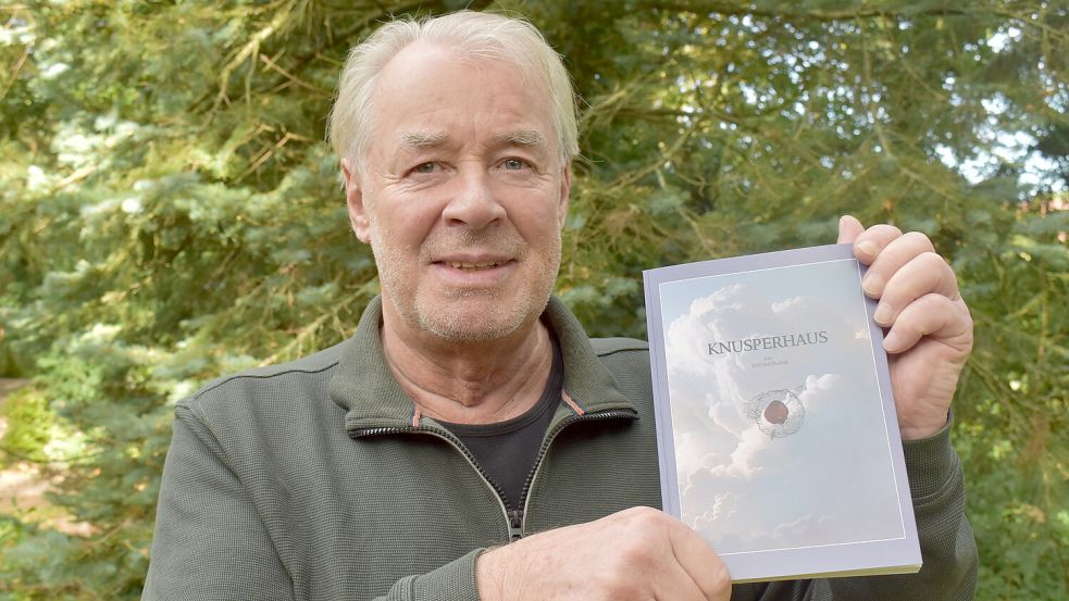 Der Völlenerfehner Wilfried Stubbe hält sein neues Buch „Knusperhaus“ in der Hand. Foto: Zein