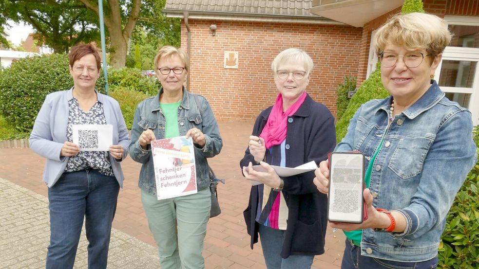Die ehrenamtlichen Organisatorinnen von „Fehntjer schenken Fehntjern“ Anke Kruse (von links), Maria Janßen, Birgit Abel und Deli Lindemann hoffen, dass viele im südlichen Ostfriesland für ihre Aktion stimmen. Sie ist für den Publikumspreis des Deutschen Engagementpreises nominiert. Die Abstimmung läuft noch bis zum 23. Oktober. Foto: Wieking