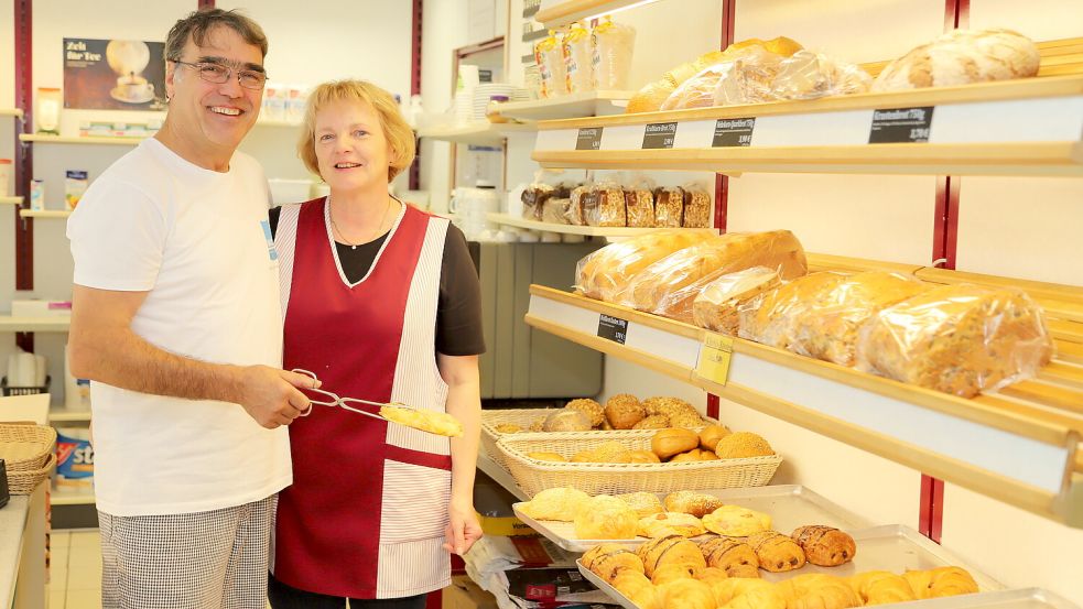 Nur noch bis 30. September ist das Ehepaar Antonio Gomes dos Santos und Ehefrau Magdalena mit der Bäckerei und Konditorei Schönhöft in Elisabethfehn für die Kunden da. Dann schließen sie ihr Geschäft. Foto: Passmann