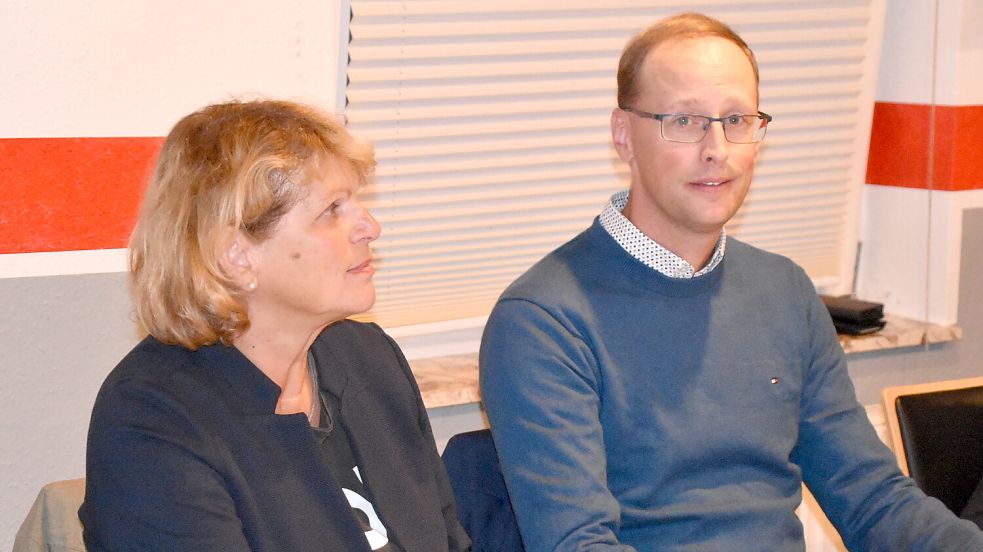 Einzelratsmitglied Martin Bron wurde am Dienstagabend zum neuen Ortsbürgermeister von Großwolde gewählt. Mit auf dem Bild ist Helga Heddens (CDU) zu sehen. Sie hatte Bron für die Wahl vorgeschlagen. Foto: Ammermann