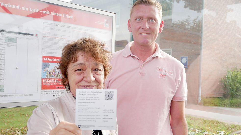 Die Gleichstellungsbeauftragte Brigitte Siebum und Erster Gemeinderat Michael Sope brachten das erste Schild an der Bushaltestelle bei der Polizeistation in Barßel an. Foto: Kruse