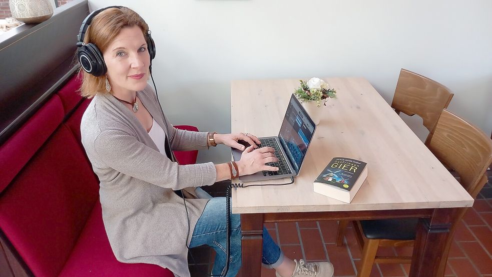 Sabine Hermann bearbeitet im Restaurant Ankerplatz Rhauderfehn ihre Podcastfolge mit Klaus-Peter Wolf. Die gebürtige Rhauderfehnerin stellt sich und anderen die Frage: „Was ist eigentlich typisch ostfriesisch?“ Foto: Scherzer