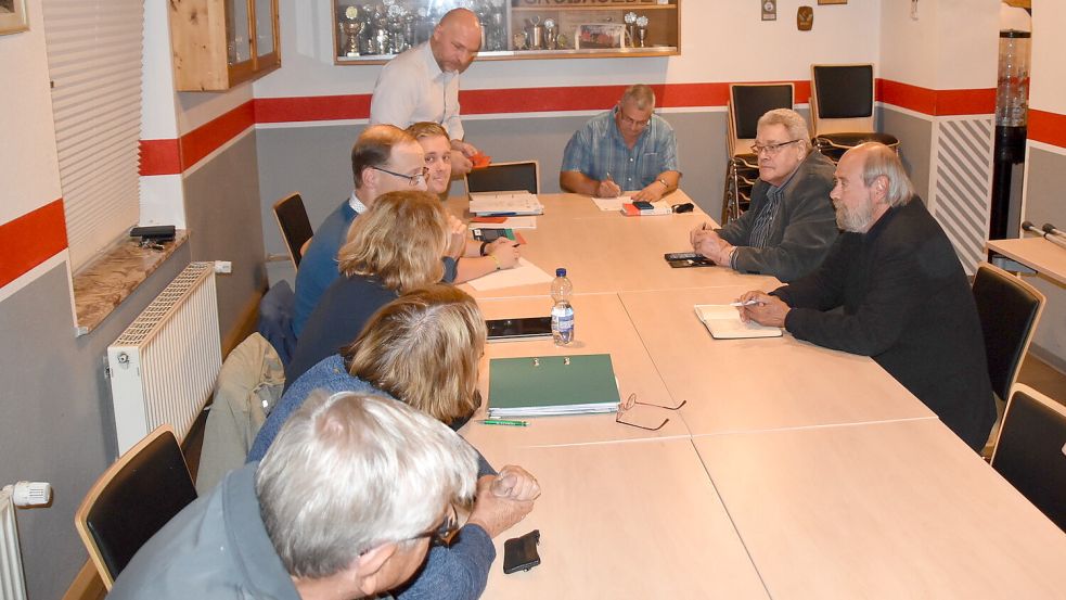Michael Pruin (stehend), Teamleiter Gebäudemanagement, nahm als Vertreter der Gemeindeverwaltung an der Ortsratssitzung teil. Er verkündete auch das Ergebnis der Wahl des neuen Bürgermeisters. Foto: Ammermann