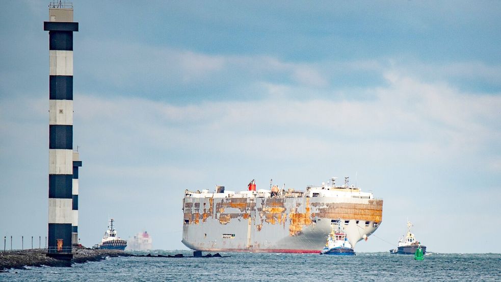 Die „Fremantle Highway“ ist am Sonnabend in Rotterdam angekommen. Foto: Hoope/ANP/DPA