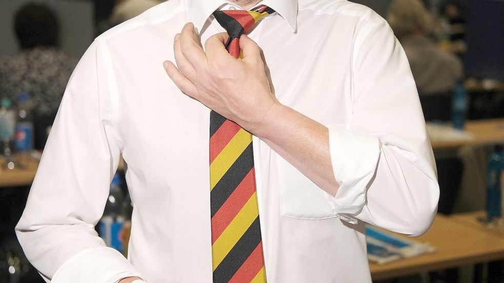 Stefan Marzischewski, Fraktionsvorsitzender der AfD im Landtag von Niedersachsen, lässt sich gern mit Krawatte in Deutschland-Farben ablichten. Foto: dpa/Sebastian Willnow