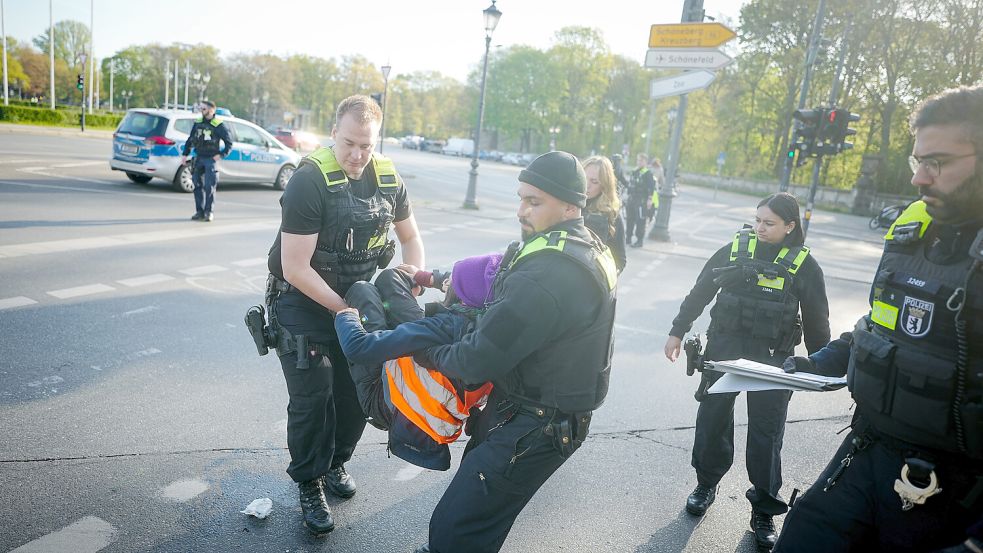 Trotz Eingriff in den Straßenverkehr: Mit einer Geldstrafe müssen Menschen, die sich auf der Straße festkleben, nicht rechnen. Foto: Kay Nietfeld