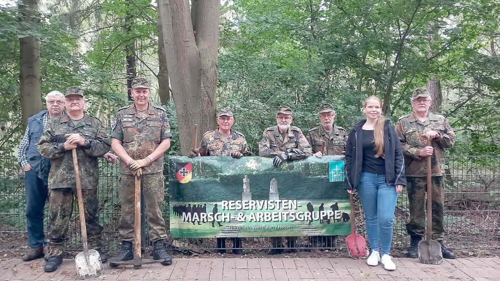 Sechs Reservisten haben im September ehrenamtlich die Gräberreihen auf dem Lagerfriedhof in Esterwegen wieder hergerichtet. Unterstützung bekamen sie von der Gedenkstätte Esterwegen. Waren im Einsatz (von links): Gerhard Husen (Esterwegen), Hermann Memering (Esterwegen), Herbert Dauerböck (Rheinland-Pfalz), Peter Weyers (Ostrhauderfehn), Ulf Deventer (Peine), Hermann Telgen (Esterwegen), Jacqueline Meurisch (Papenburg) und Franz Maier (Esterwegen). Es fehlen Rainer Thiele (Krefeld), Eckhard Mayer (Baden-Württemberg) und Carsten Fricke (Düsseldorf). Foto: Scherzer
