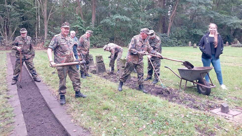 Das Reservisten-Team unter der Leitung von Peter Weyers leistet wertvolle Arbeit. Jacqueline Meurisch, Leiterin der Gedenkstättenpädagogik (rechts im Bild) freut sich über so viel ehrenamtlichen Einsatz. Foto: Scherzer