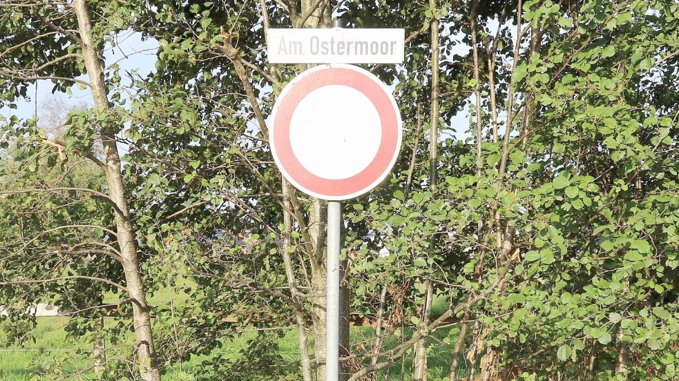 Das Durchfahrt-Verboten-Schild steht an der Straße Ostermoor in Strücklingen - direkt vor einem Gebüsch. Foto: Passmann