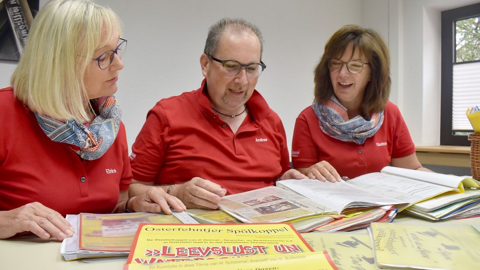 Drei der Gründungsmitglieder der Osterfehntjer Spölkoppel schwelgen in Erinnerungen: (von links) Elvira Tinnemeyer, Andree Winkler und Gudrun Lange schauen sich alte Fotos und Zeitungsberichte an. Fotos: Zein (1)/Sammlung Spölkoppel (5)