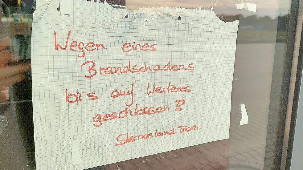 „Wir können aktuell nicht sagen, wann wir wieder öffnen“, teilt das Sternenland-Team aktuell mit. Dieser Zettel hängt an der Eingangstür des Indoorspielplatzes. Foto: Belling