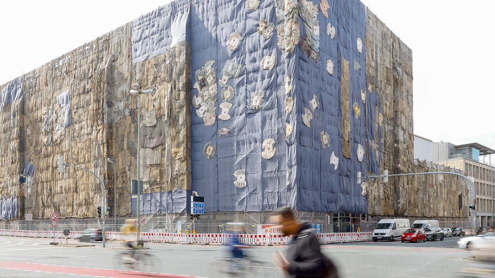 Der Künstler Ibrahim Mahama hat das ehemalige Galeria-Kaufhof-Gebäude in Osnabrück verhüllt. Foto: Frauke Ziemann