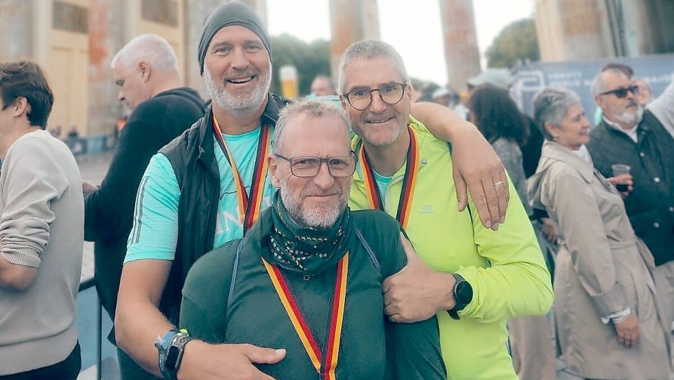 Das Rhauderfehner Trio Thomas Kruse (links), Sibo Müller (vorne) und Frerich Dreesch-Rosendahl absolvierten am Sonntag den Berlin-Marathon. Foto: Privat
