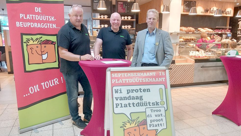 Plattdeutschbeauftragte Artur Reents (Landkreis Leer) und Harm Evers (Gemeinde Rhauderfehn) sowie Rhauderfehns Bürgermeister Geert Müller waren in Sachen Plattdeutsch im Edeka-Center Rhauderfehn aktiv. Foto: Scherzer