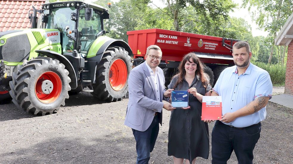 Barßels Bürgermeister Nils Anhuth (links) überbrachte den bewilligten Zuwendungsbescheid an Eva-Maria und Patrick von Grönheim. Foto: Gemeinde Barßel