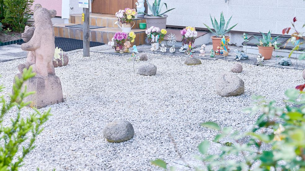 Größere und kleinere Steine liegen in einem Vorgarten. Im Landkreis Leer sollen Schottergärten verschwinden. Archiv-Foto: Annette Riedl/DPA