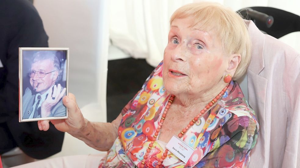 Doris Waskönig mit einem Porträt ihres Manns Dr. h.c. Peter Waskönig, mit dem sie 65 Jahre lang ein Paar gewesen war. Die Aufnahme entstand beim Jubiläumsfest zum 150-jährigen Bestehen des Unternehmens Waskönig+Walter, das im Juni 2023 im Saterland gefeiert wurde. Am Mittwoch ist Doris Waskönig im Alter von 93 Jahren gestorben. Foto: Passmann
