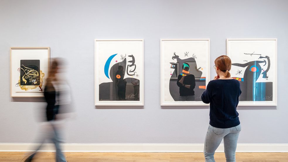 Besucher in der Ausstellung mit Werken der Künstler Joan Miró und Antoni Tàpies. Foto: © Christoph Steinweg / Picasso-Museum