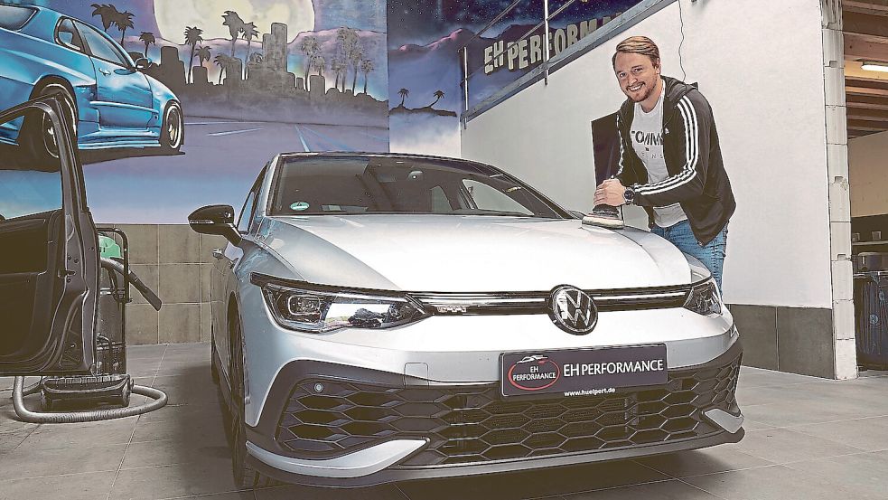 Reparieren, schrauben, polieren: Erwin Holm hat sich mit einer Kfz-Werkstatt in Lathen selbstständig gemacht. Foto: Roispich