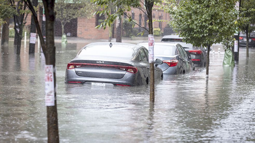 Autos stehen auf einer überfluteten Straße in New York. Foto: dpa/AP