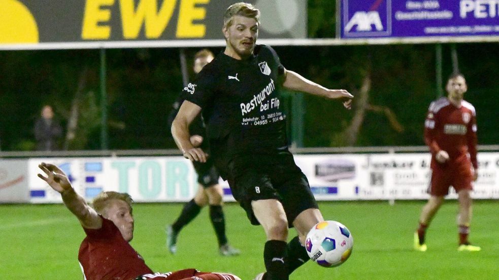TuRas Henning Meyer kämpft hier mit Holtlands Steffen Busemann um den Ball.