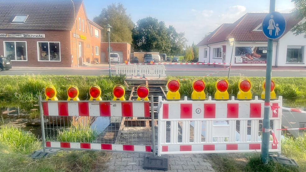 Das Brückensanierungsprojekt der Gemeinde Rhauderfehn startete kürzlich bei der Fußgängerbrücke am Rajen Höhe Orthopädie und Sanitätshaus Hamel. Foto: Scherzer