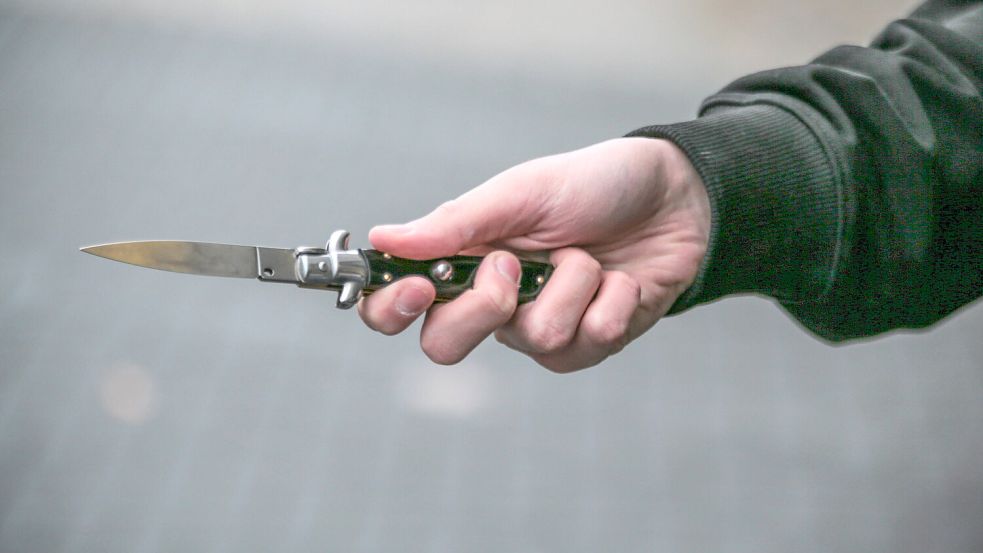 Bei dem Überfall auf einen Supermarkt in Bremen war der Täter mit einem Messer bewaffnet. Foto: Imago Images / Rolf Kremming
