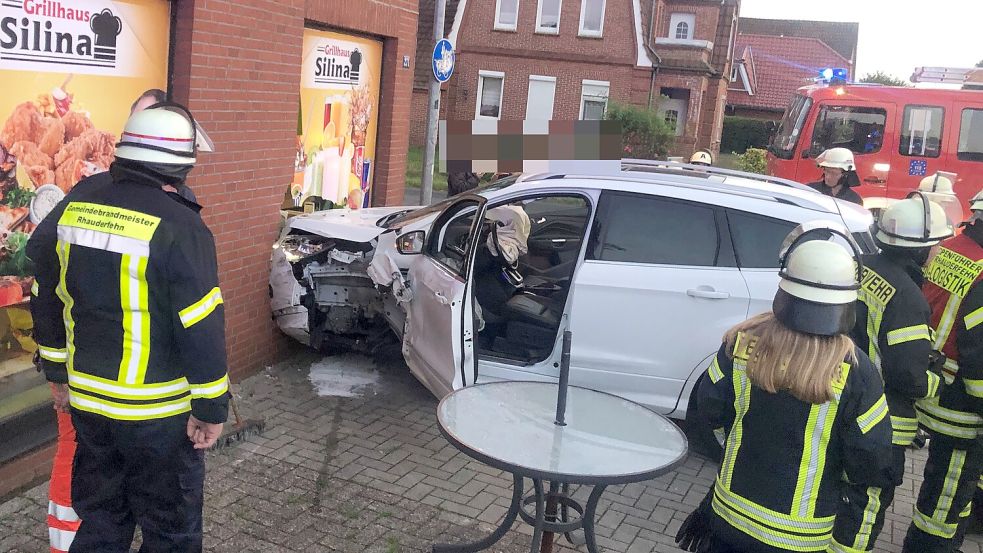 Ein Auto ist am Freitag in das Gebäude des Grill-Imbisses Silina gekracht. Fotos: Zein