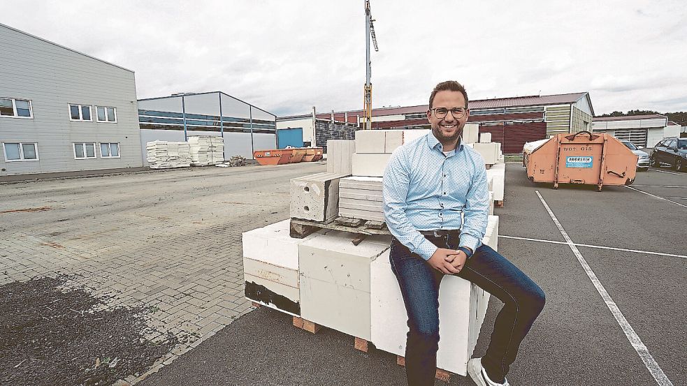 Firmenchef Alexander Jansen plant ein neues Automatiklager auf dem Firmenareal. Dafür werden die alten Steine auf den Paletten wiederverwertet. Fotos: Moormann