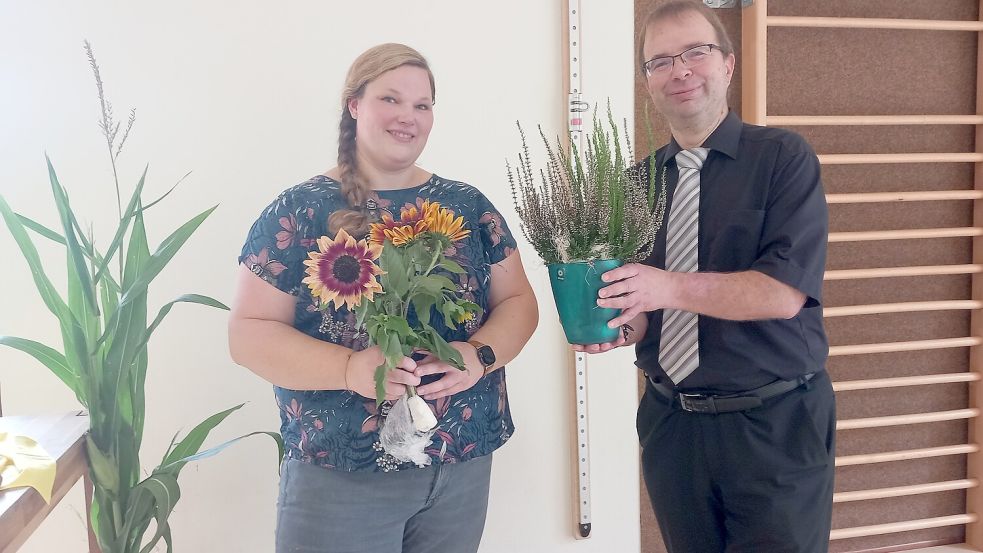Pastor Holger Rieken überreichte Mareike Evers Blumen. Foto: Scherzer