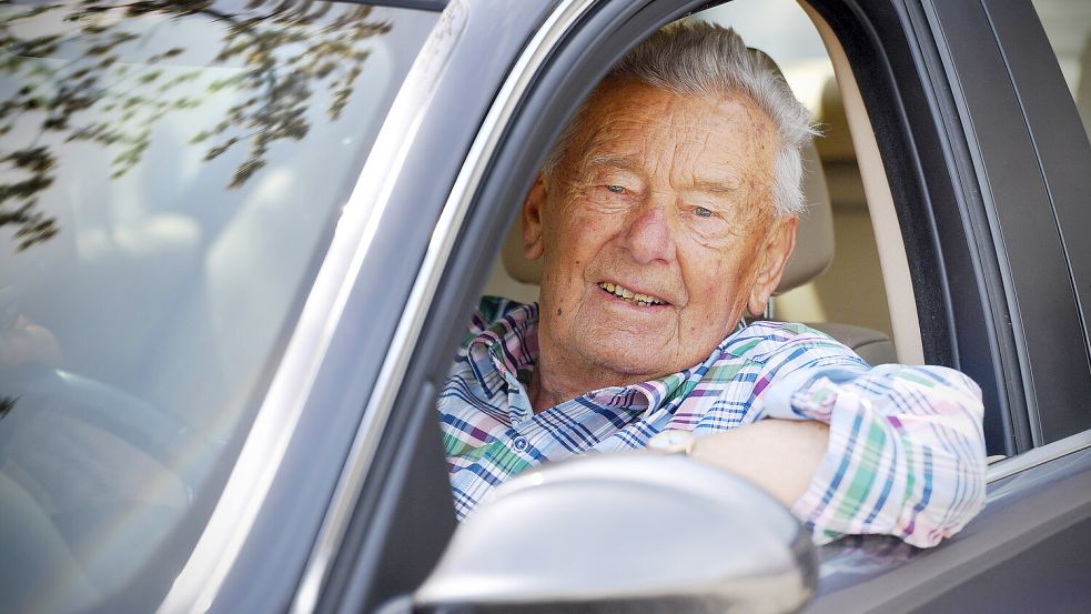Dieser Autofahrer ist 92 Jahre alt. Geht es nach der Mehrheit der Deutschen, dann sollte er nur noch nach einer Fahrtauglichkeitsprüfung hinterm Steuer sitzen dürfen. Foto: imago images/Sven Simon