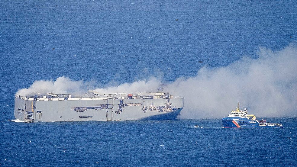 Die „Fremantle Highway“ treibt seit Mittwoch brennend vor der niederländischen Küste. Foto: Spoelstra/ANP/DPA