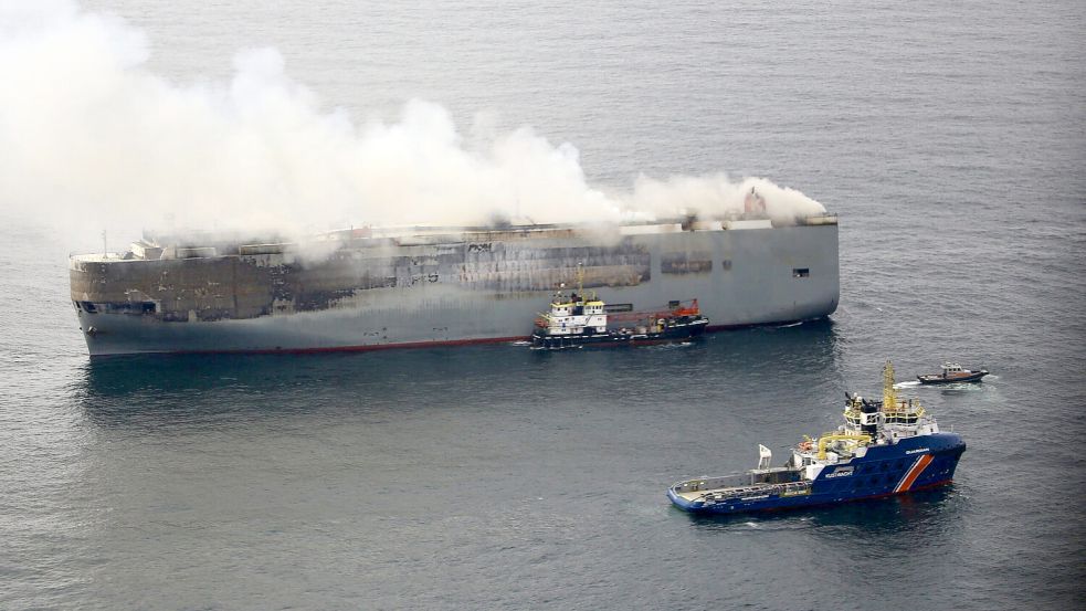 Die Luftaufnahme, die von der niederländischen Küstenwache zur Verfügung gestellt wurde, zeigt den Autofrachter „Fremantle Highway“ in der Nordsee. Foto: Flugzeug der Küstenwache/Küstenwache der Niederlande/dpa