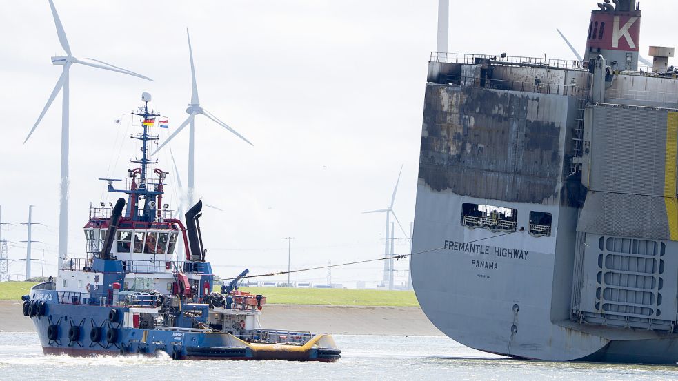 Am Donnerstag wurde die havarierte „Fremantle Highway“ nach Eemshaven geschleppt. Foto: Dejong/AP/DPA