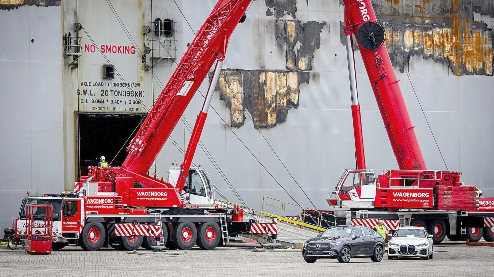Am Wochenende rollen die ersten Autos in Eemshaven von Bord der „Fremantle Highway“. Auf dem Schiff waren sie bereits gewaschen worden. Foto: ANP/Imago Images