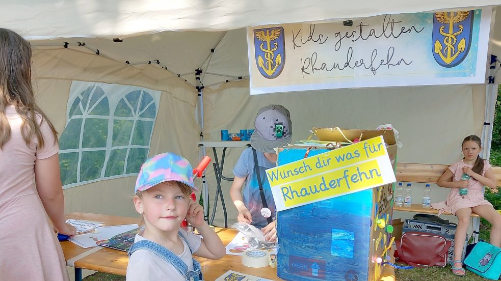 Zusammen mit Jugendpflegerin Ann-Kristin Gras stellten die Kinder der Schul-AG „Kids gestalten Rhauderfehn“ ihre Arbeit und Ergebnisse auf dem letzten Rathausfest Rhauderfehn vor. Foto: Scherzer