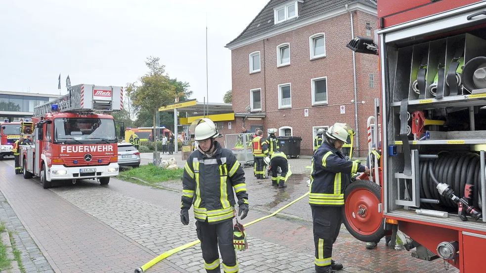 Die Leeraner Feuerwehren waren mit elf Fahrzeugen an der Friesenstraße im Einsatz. Foto: Wolters