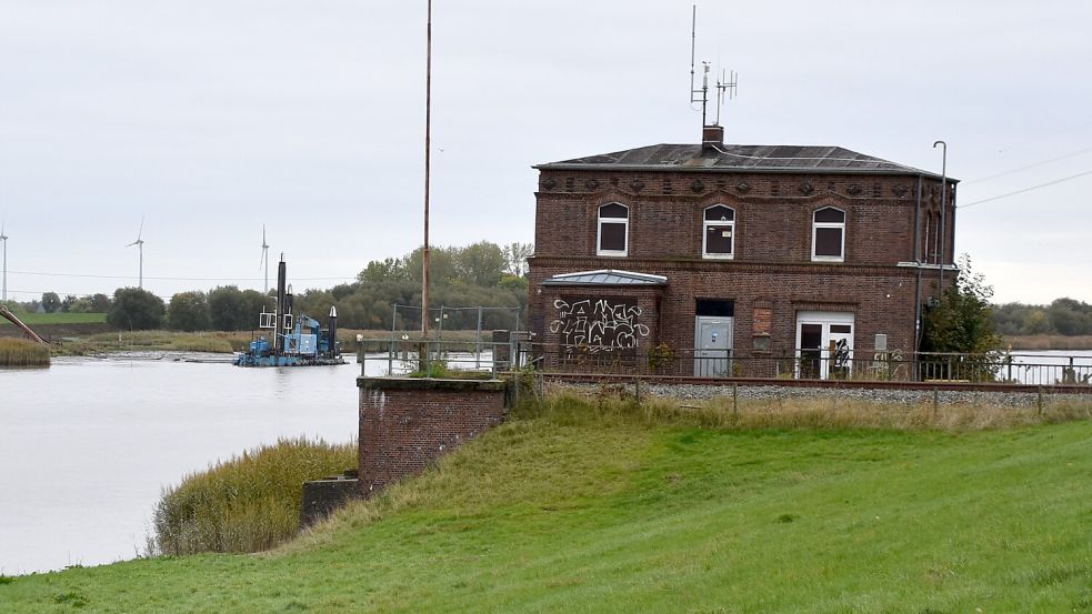 Außerdem gab die Bahn einen Ausblick auf die folgenden Arbeiten. Entkernt werden soll das Brückenwärterhaus - unter Einhaltung der Vorgaben des Denkmalschutzes, wie die Bahn mitteilte. Foto: Archiv