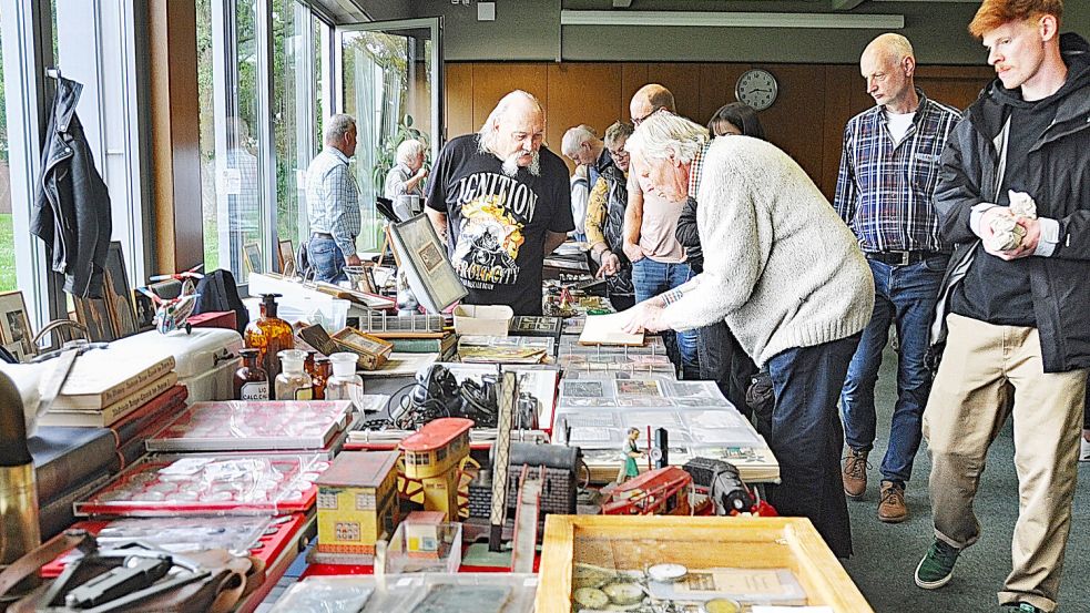 Blechspielzeug und alte Uhren sind auch für junge Menschen interessant. Foto: Wolters