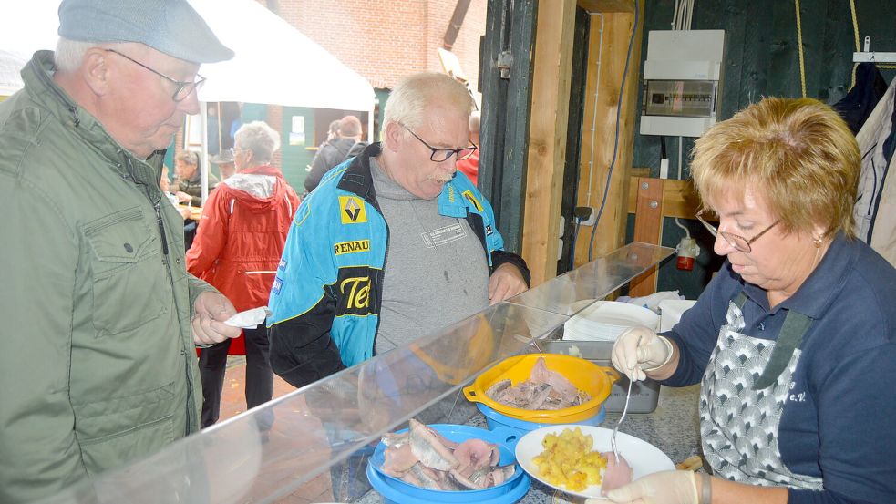 Großen Hunger mitgebracht hatten die Besucher beim Matjesessen des Möhlenkrings Rhaude-Holte. Neben Zwiebel- und Räuchermatjes (Foto) gab es wahlweise auch Spiegelei zu den Bratkartoffeln. Fotos: Weers