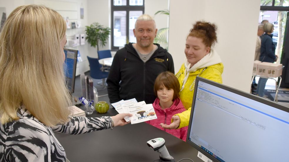 Ulrike und Marco Beu und die kleine Alina waren mit die ersten Käufer von Bummelpässen für den Gallimarkt im Media Store. Mitarbeiterin Ina Balssen überreichte die Bummelpässe. Foto: Ammermann