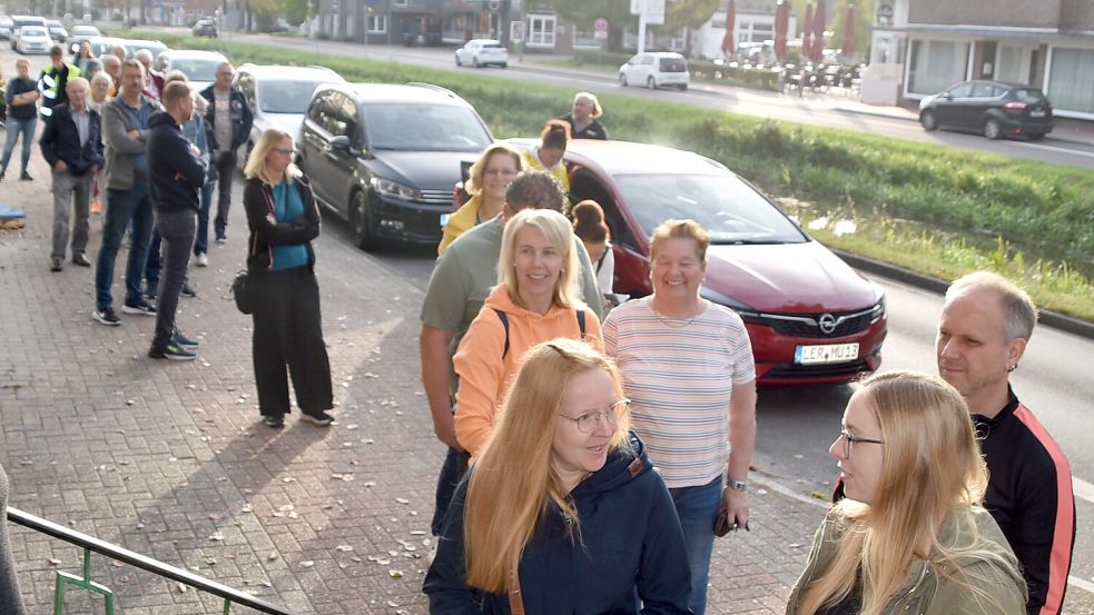 Vor der offiziellen Eröffnung des Bummelpassverkaufes hatte sich schon eine lange Schlange vor dem General-Anzeiger gebildet. Foto: Ammermann