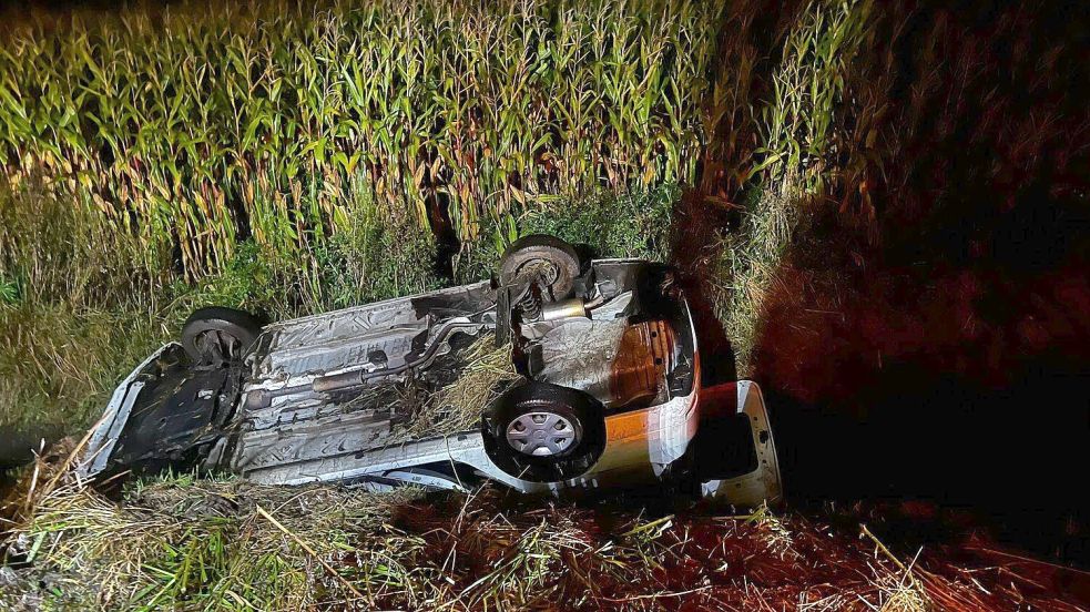 Eine Zeugin entdeckte laut Polizei den Wagen kopfüber in einem Graben am Heuweg in Holte. Foto: privat