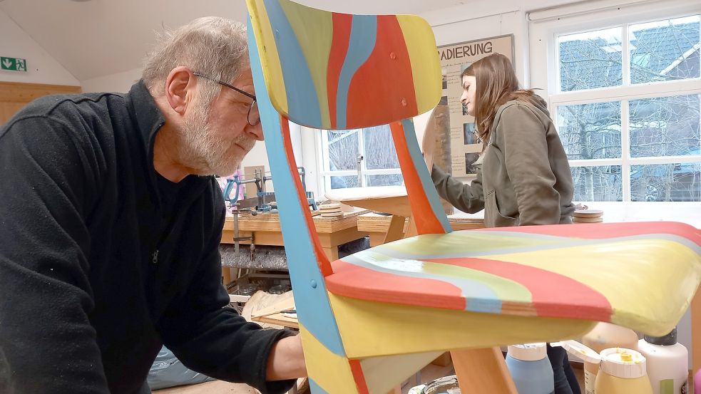 Hartmut Dierks und Swaantje Loerts hauchen ausgedienten Stühlen ein zweites Leben ein. Fotos: Scherzer