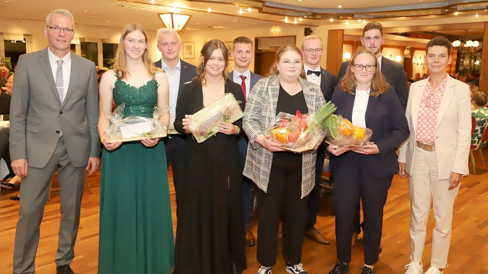 Für besondere Leistungen wurden einige Absolventen mit einer Prämie geehrt (von links): Hubertus Berges, Lena Lapke, Lars Thoben, Anna Otten, Finn Tanger, Louisa Freytag, Johannes Meyer, Marie Steenken, Markus Peckskamp, Doris Wieghaus. Foto: Passmann