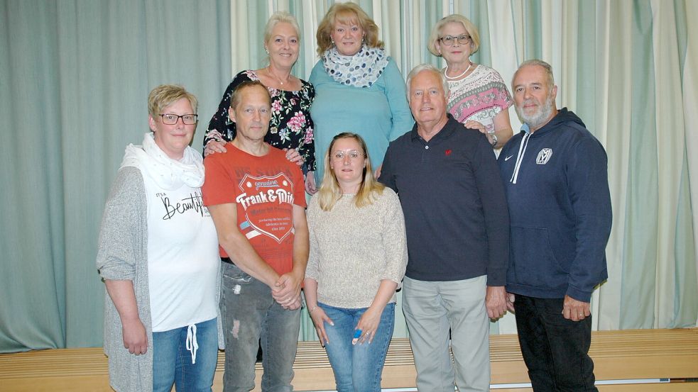 Die Mitglieder der Theaterkoppel Einigkeit Völlenerfehn freuen sich schon auf ihre Auftritte. Das Foto zeigt (hintere Reihem, von links) Sonja Koop, Marlis Fischer und Helga Ostrzecha sowie (vorne, von links) Silvia Terveen, Jens Haak, Kerstin Wessling, Hermann Doeden und Norbert Ficken. Foto: Theatergruppe