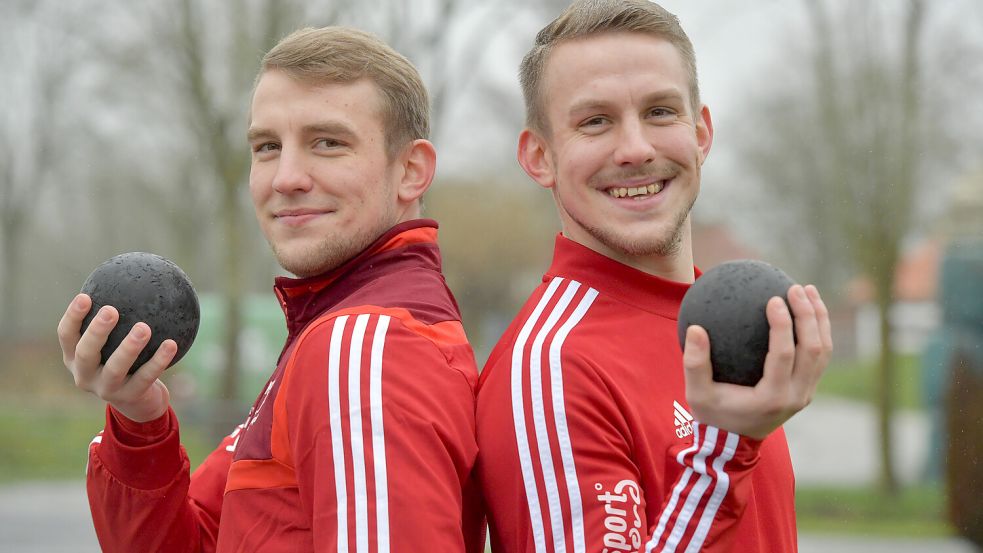 Die Zwillinge Martin (links) und Stefan Siebolds sind leidenschaftliche Boßler. Sie werfen in der Landesliga für „Flott weg“ Burhafe. Archivfoto: Ortgies