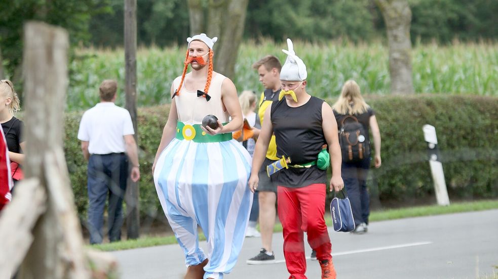 Mit seinem Kumpel Patrick Hicken (rechts) verkleidet sich Stefan Siebolds bei Boßel-Preisgeldturnieren auch schon mal. So wie hier als Asterix und Obelix. Foto: Archiv